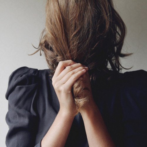 Скрытое лицо девушки