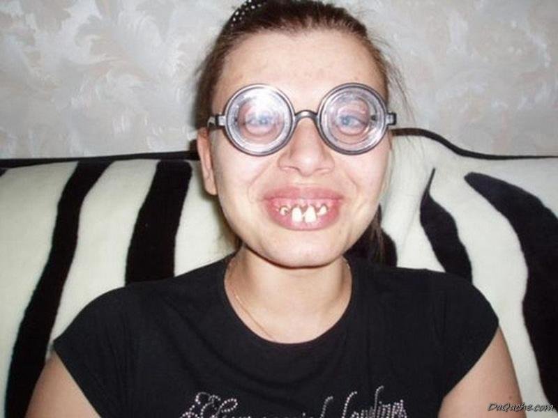 Страшная девушка в очках