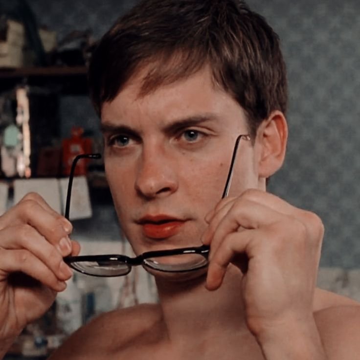 Тоби Магуайр надевает очки