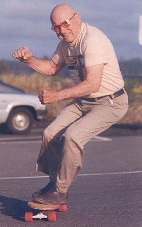 Старик и скейт