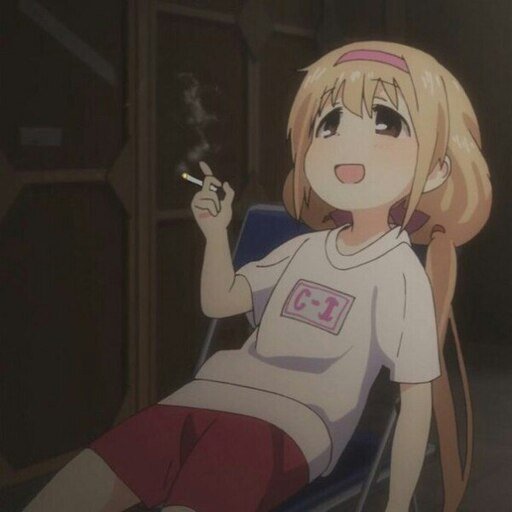 Футаба Анзу с сигаретой