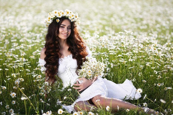 Девушка в венке из ромашек
