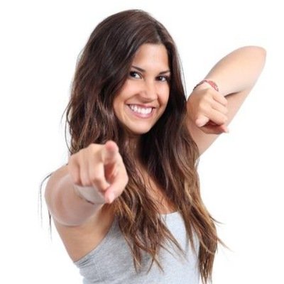 Девушка указывает рукой