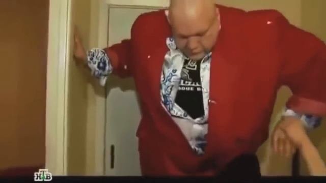 Стас Барецкий падает с лестницы