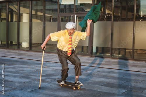 Старик со скейтом