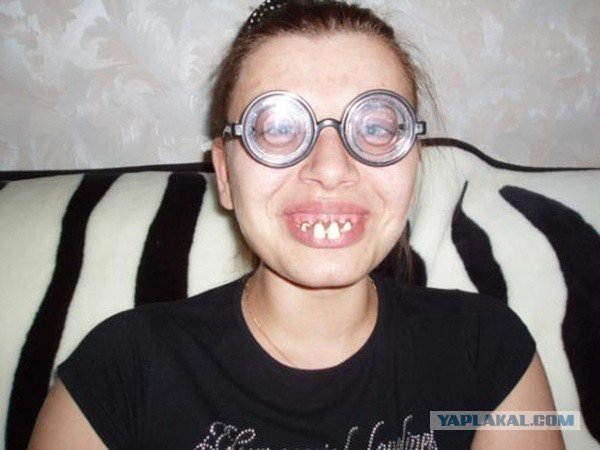 Страшная девушка в очках