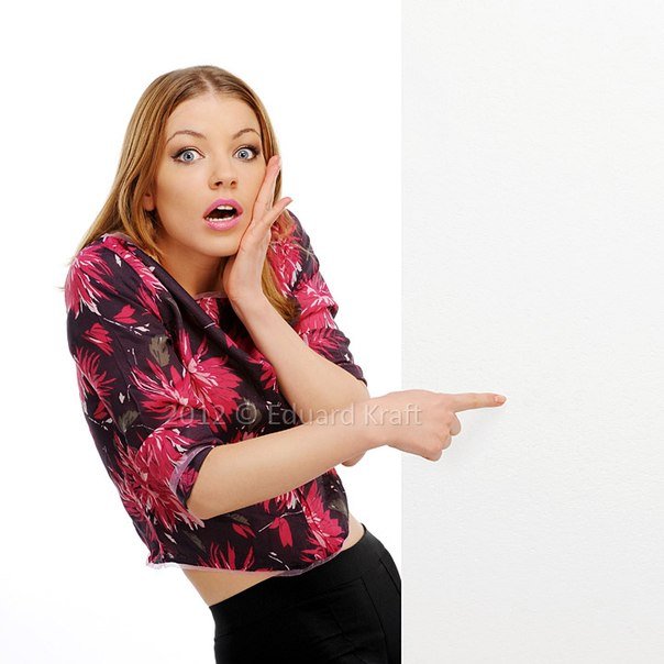 Женщина показывает