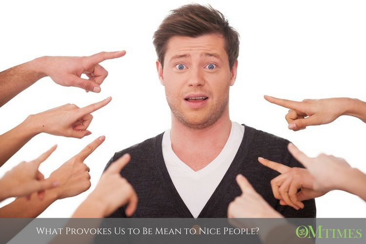 Человек показывает