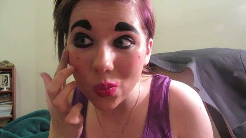 Девочка накрасилась