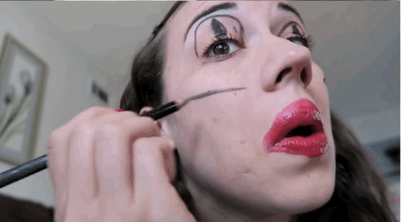 Девушка красится гиф