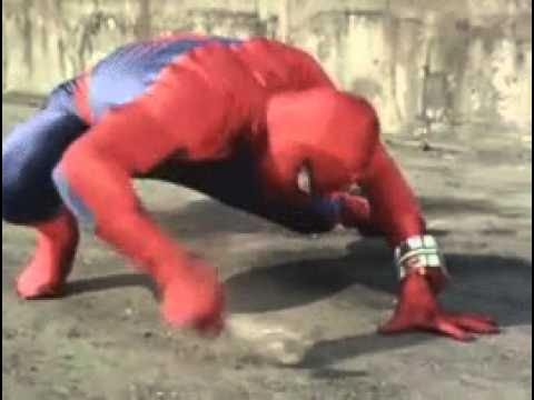 Человек паук бьет молотком по полу