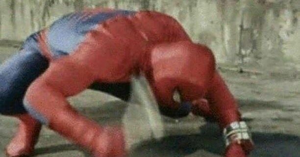 Человек паук бьёт по полу