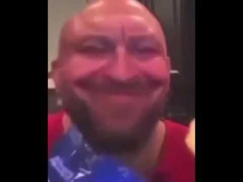 Мужик ест чипсы