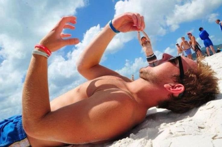 Мужчина отдыхает на пляже