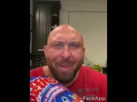 Лысый чувак ест чипсы