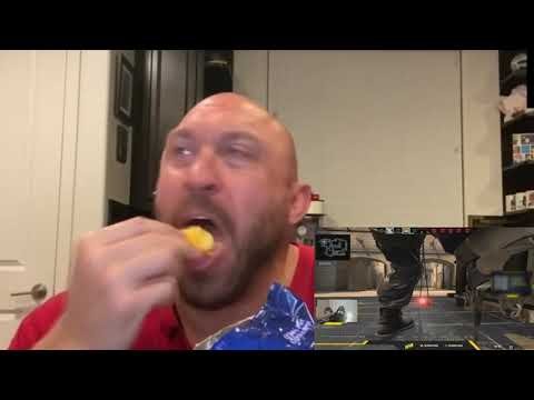 Мужик ест чипсы