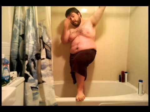 Толстый парень в ванне