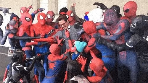 Человек паук бьет молотком