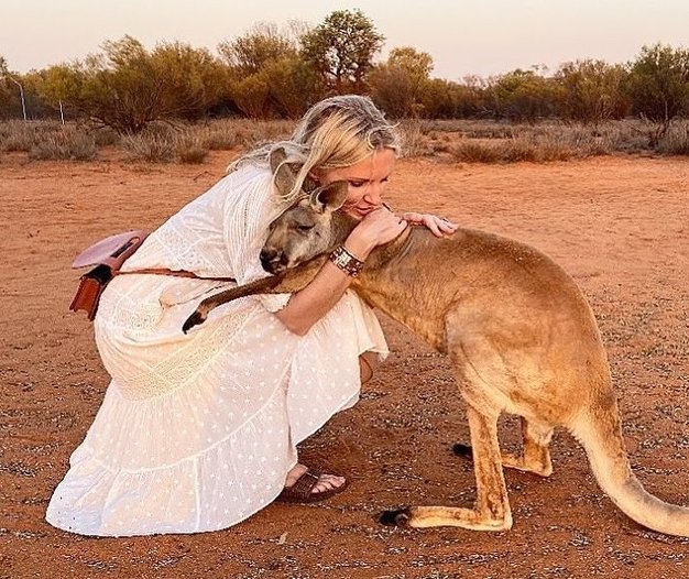 Девушка и кенгуру