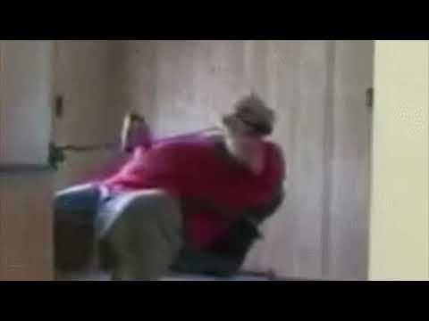 Толстый мужик падает со стула