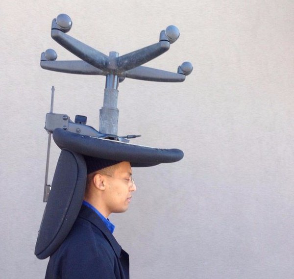 Вертолёт из стульев