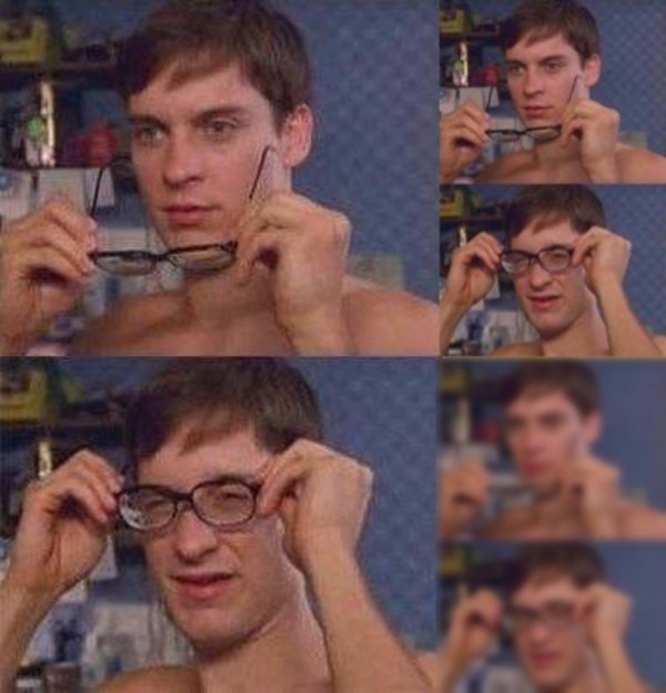 Человек снимает очки