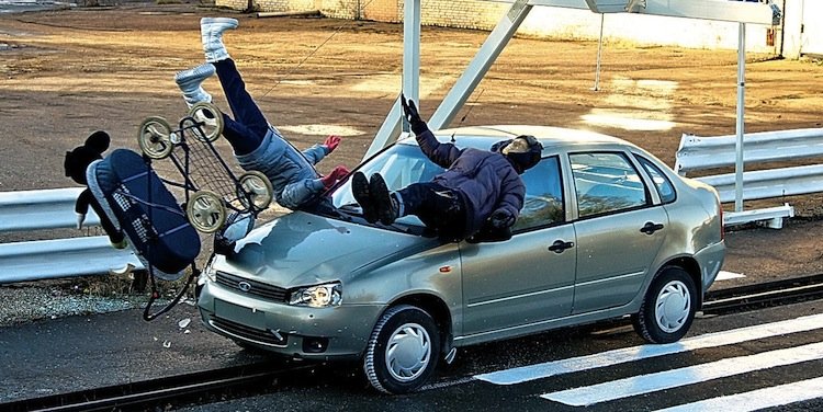 Человек сбил машину