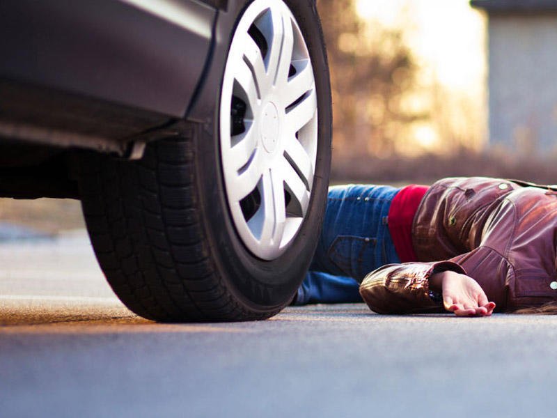 Человек сбил машину