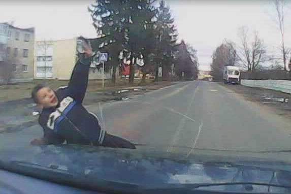 Машина сбивает человека Мем