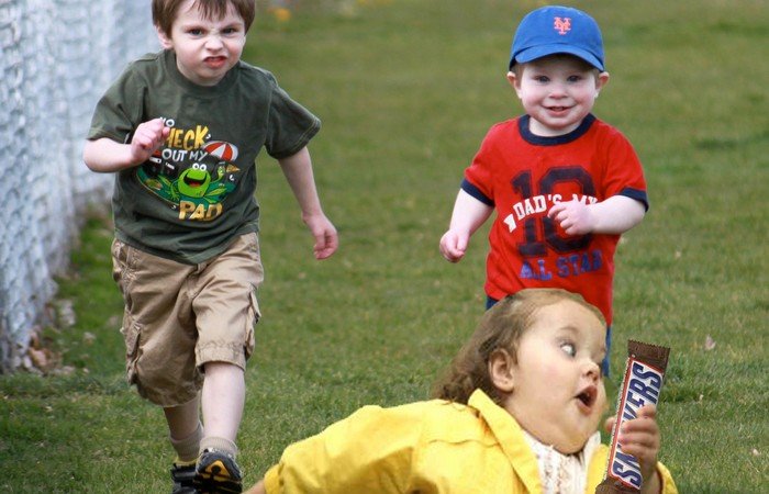 Девочка бежит со Сникерсом