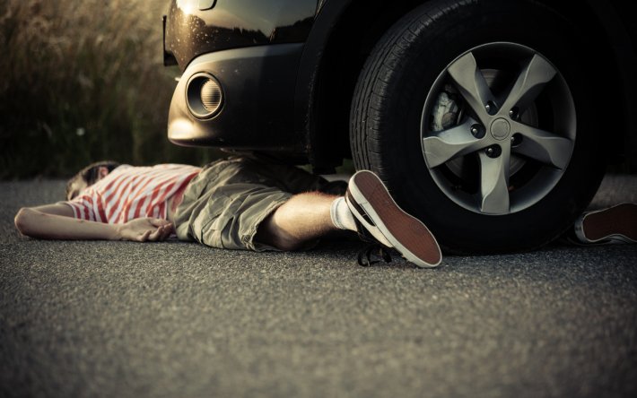 Девушка лежит на дороге