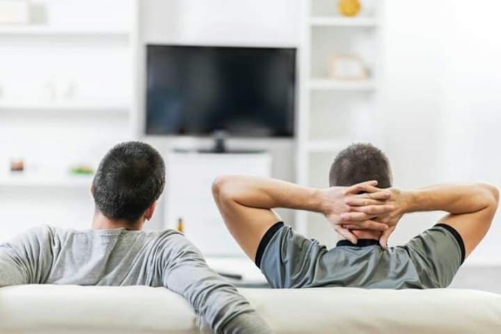 Парень перед телевизором