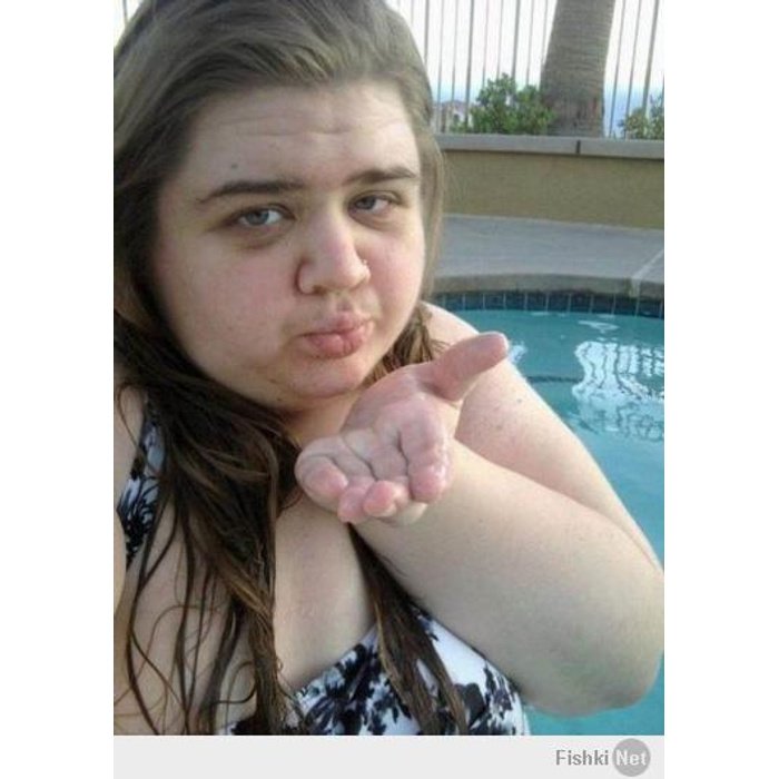 Фото страшной бабы посылающая воздушный поцелуй