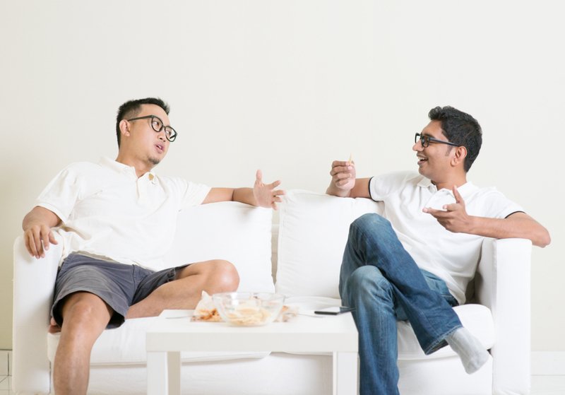 Двое мужчин разговаривают