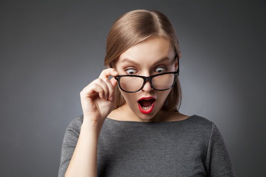 Девушка удивляется