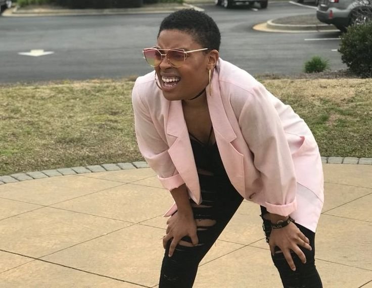 Женщина щурится