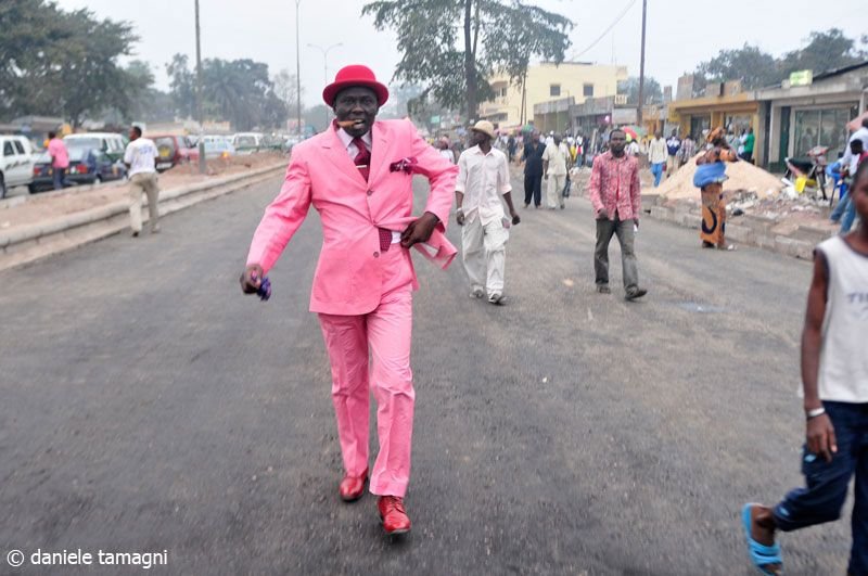 Негр в розовом костюме