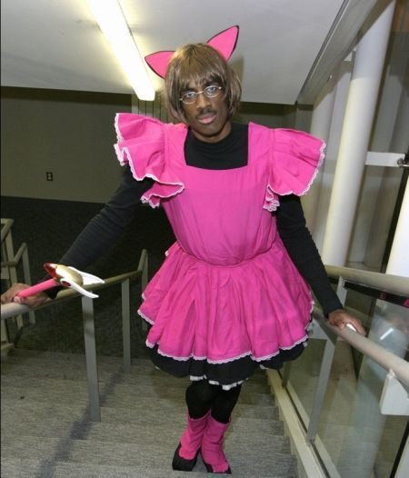 Негр в розовом платье