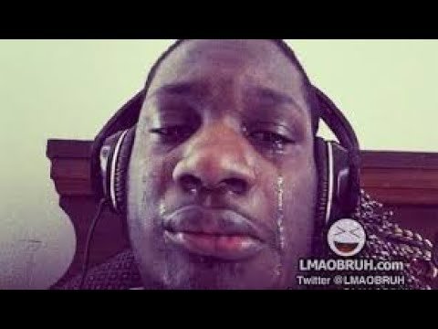 Негр в наушниках плачет