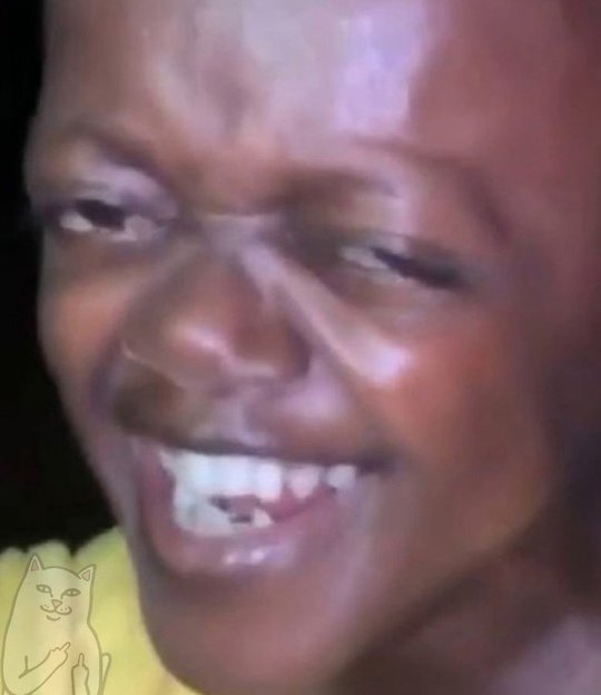 Негр смеется и задумался