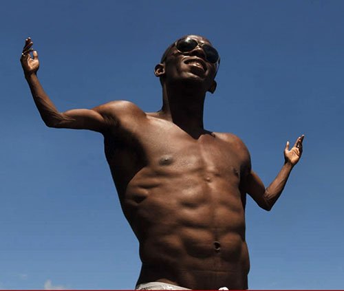 Негр убегает от грузовика