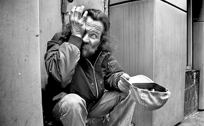 Бомж просит милостыню