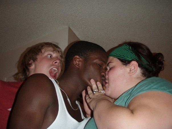 Целующиеся негры