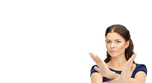 Девушка со скрещенными руками