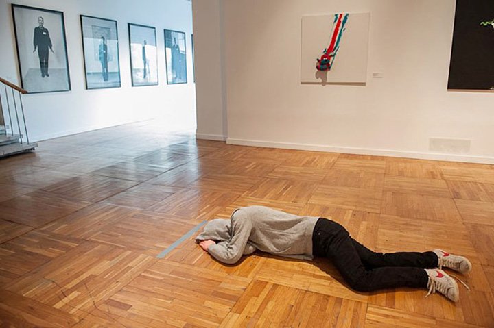 Мужик лежит на полу