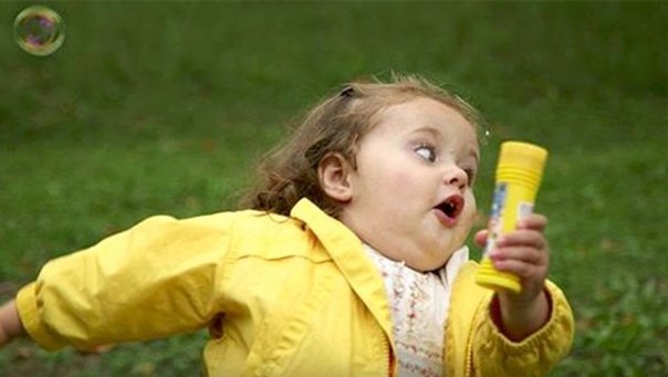 Девочка убегает Мем