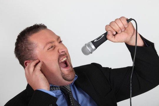 Кричит в микрофон