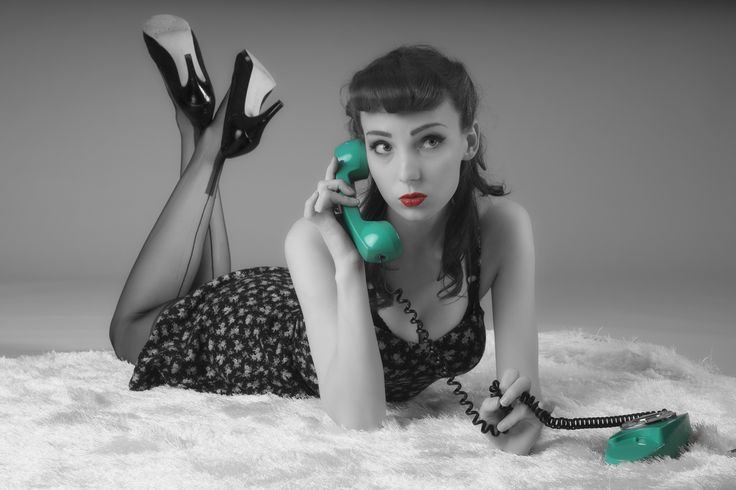 Женщина с телефонной трубкой