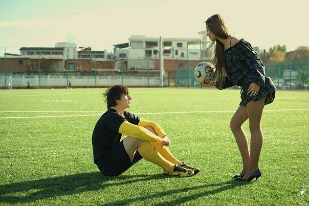 Парень и девушка на футболе