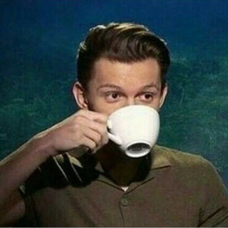 Том Холланд пьет чай